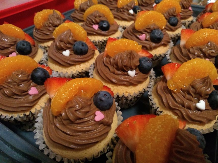 Gluténmentes cupcake csokikrémmel és gyümölccsel