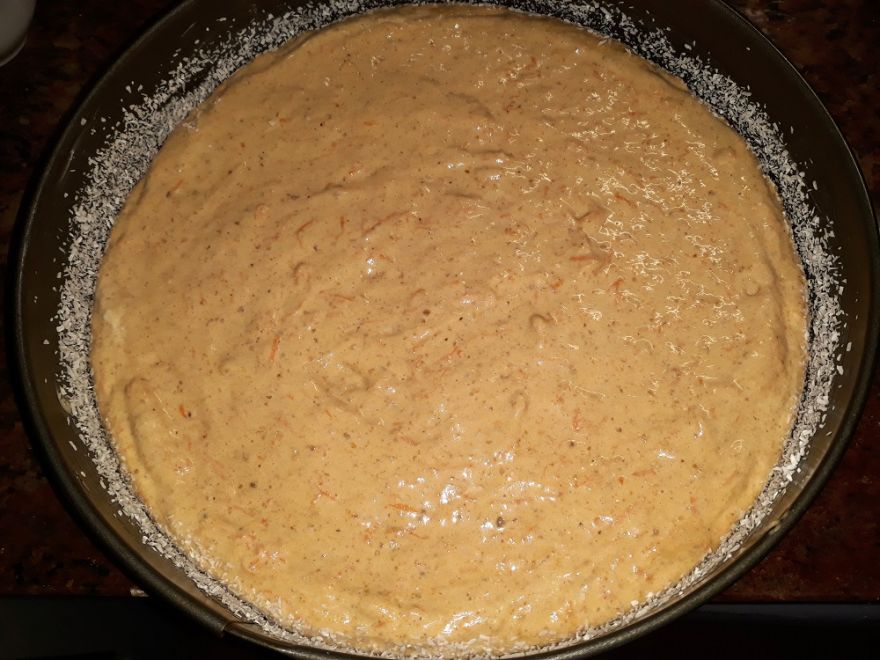 Bezlepkový ořechově - mrkvový koláč