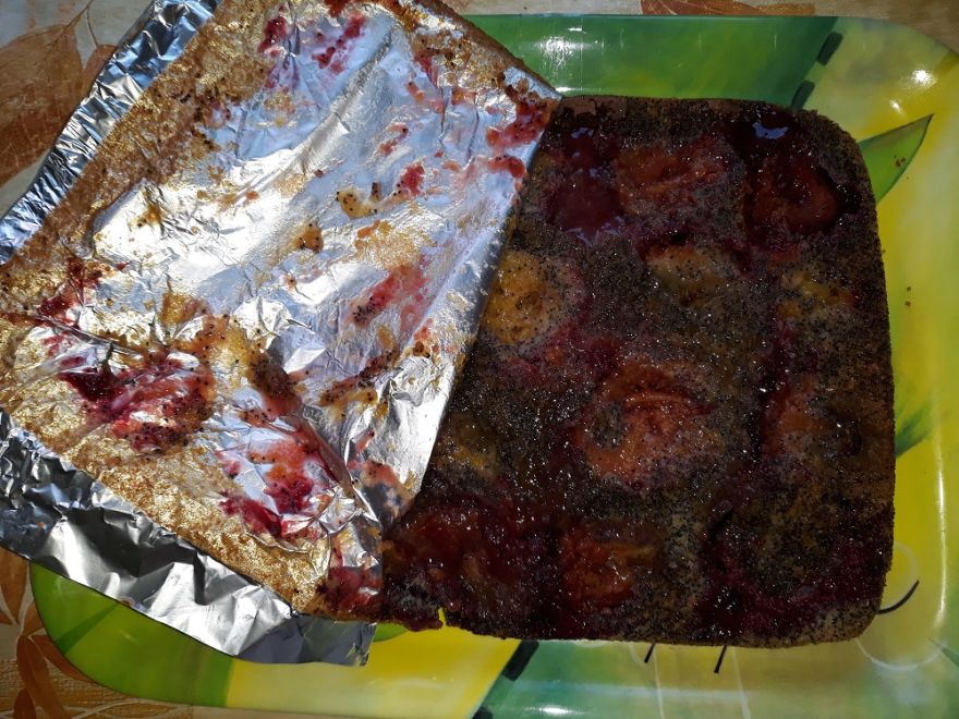 Bezlepkový obrácený švestkový koláč