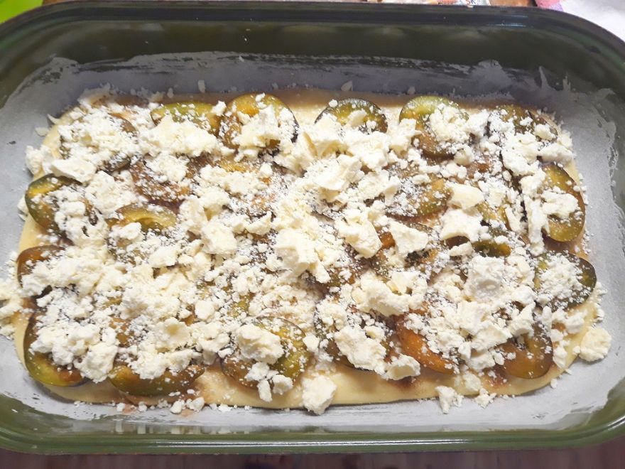 Bezlepkový švestkový hrníčkový koláč