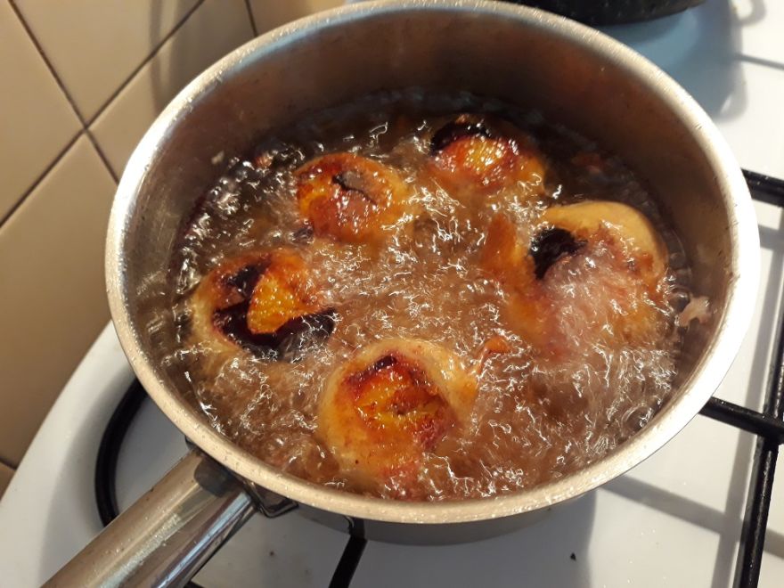 Švestky v bezlepkovém skořicovém těstě