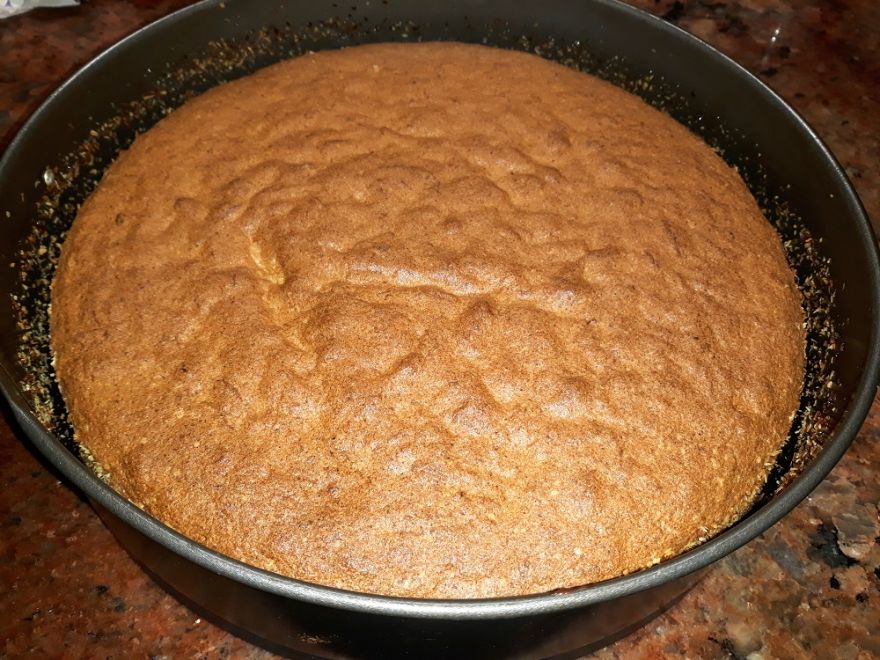 Bezlepkový ořechově - mrkvový koláč