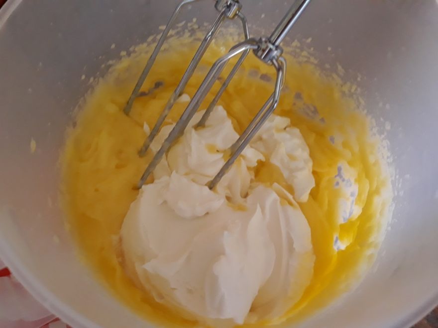 Bezlepkový obrácený švestkový koláč