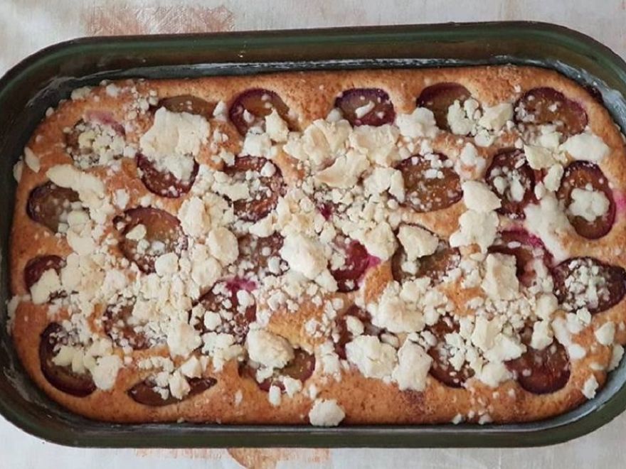 Bezlepkový švestkový hrníčkový koláč