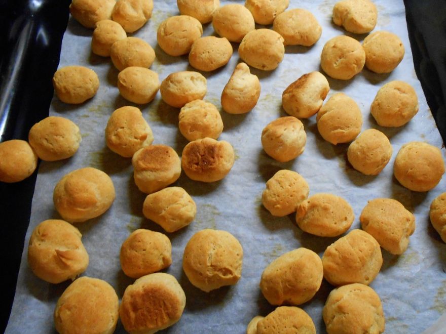 Gluten-free toast with poppy seeds, cottage cheese or cabbage