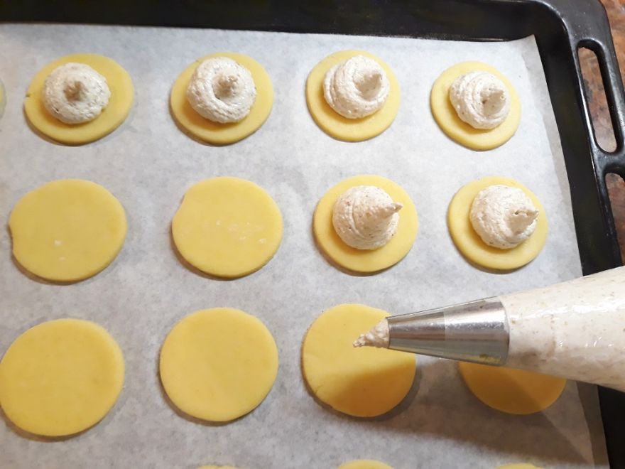 Gluten-free walnut hunting buttons