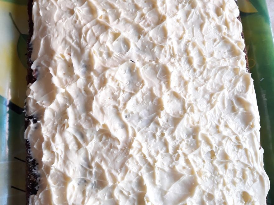 Bezlepkový obrácený švestkový koláč