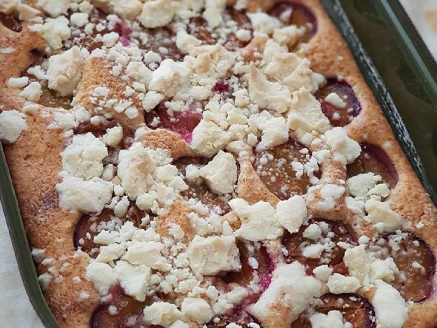 Bezlepkový švestkový hrníčkový koláč