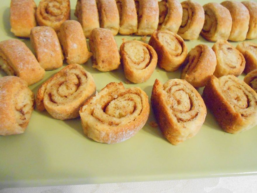 Gluten-free ducat buns with cinnamon sugar