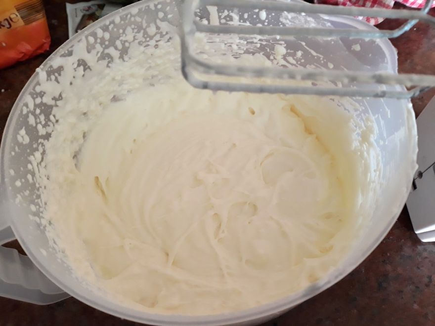 Bezlepkové jahodové řezy se šlehačkou