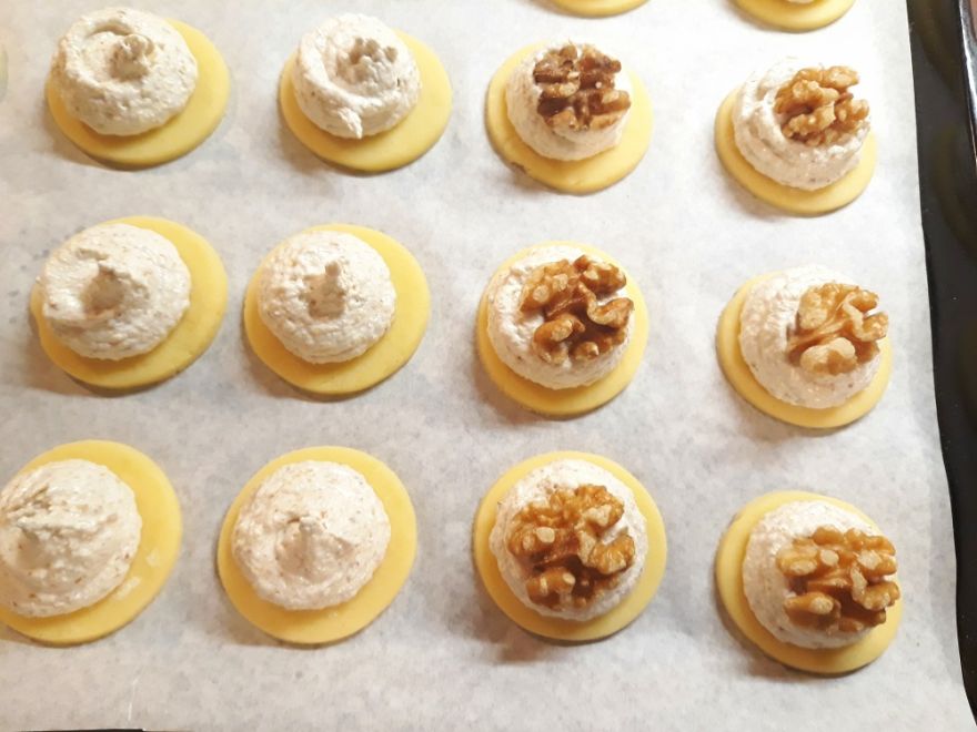 Gluten-free walnut hunting buttons