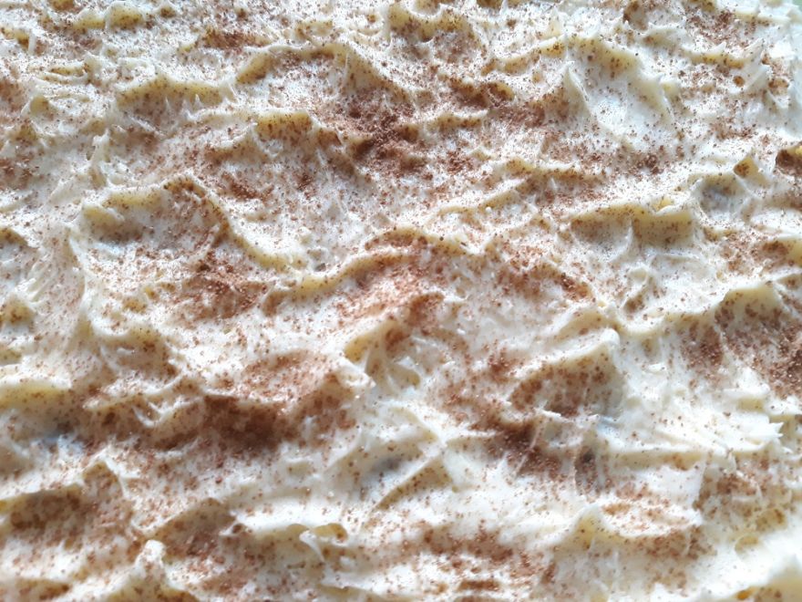 Bezlepkový obrácený švestkový koláč