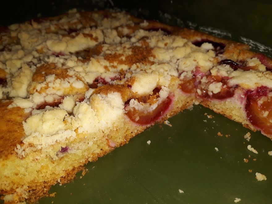 Bezlepkový švestkový hrníčkový koláč