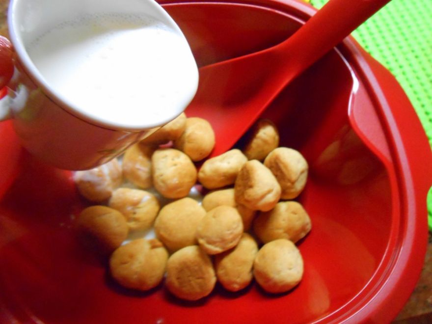 Gluten-free toast with poppy seeds, cottage cheese or cabbage