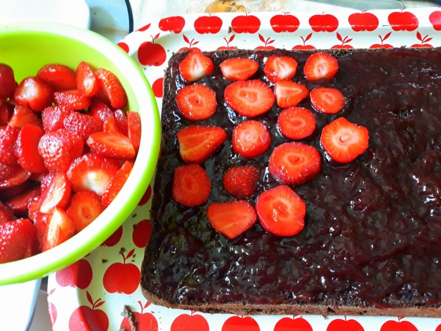 Bezlepkové čokoládové kocky s kúskami jahôd