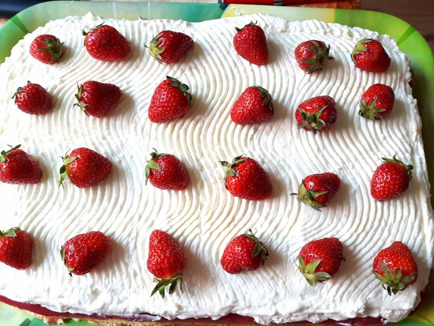 Bezlepkové jahodové řezy se šlehačkou