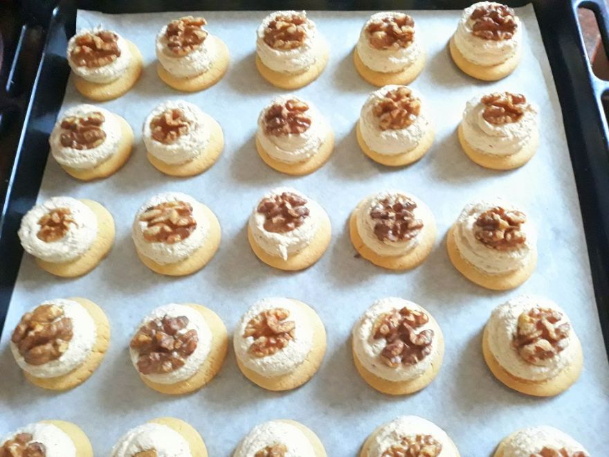 Gluten-free walnut hunting buttons