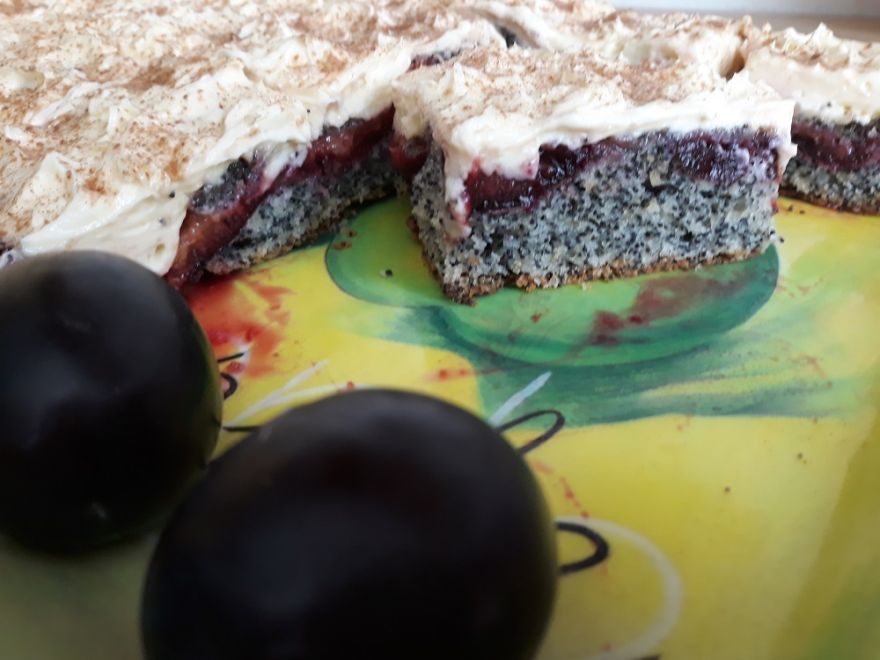 Bezlepkový obrácený švestkový koláč