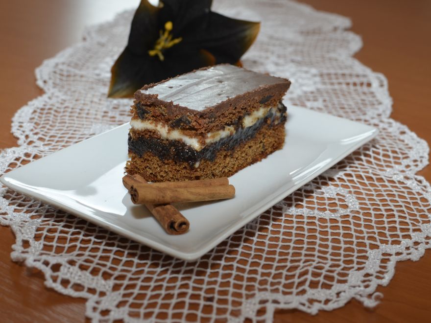 Slivkový perník s marcipánom