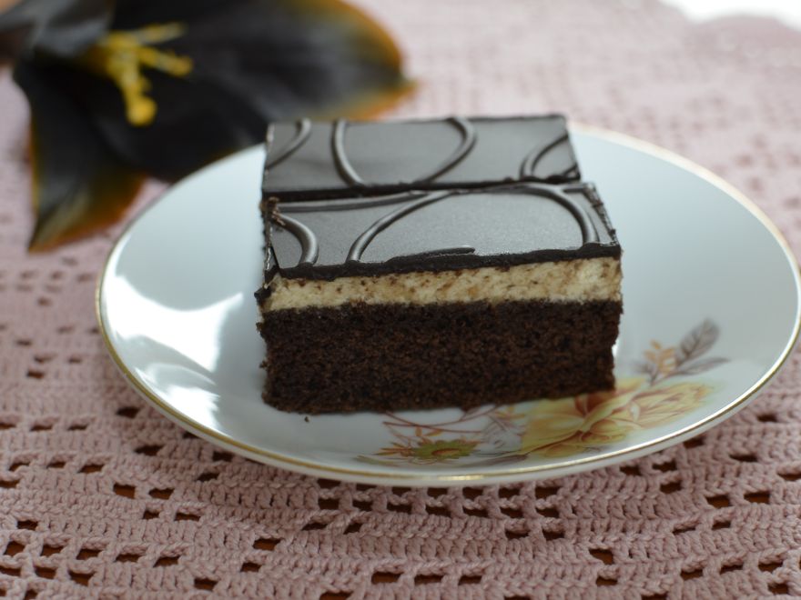 Gingerbread with cream filling