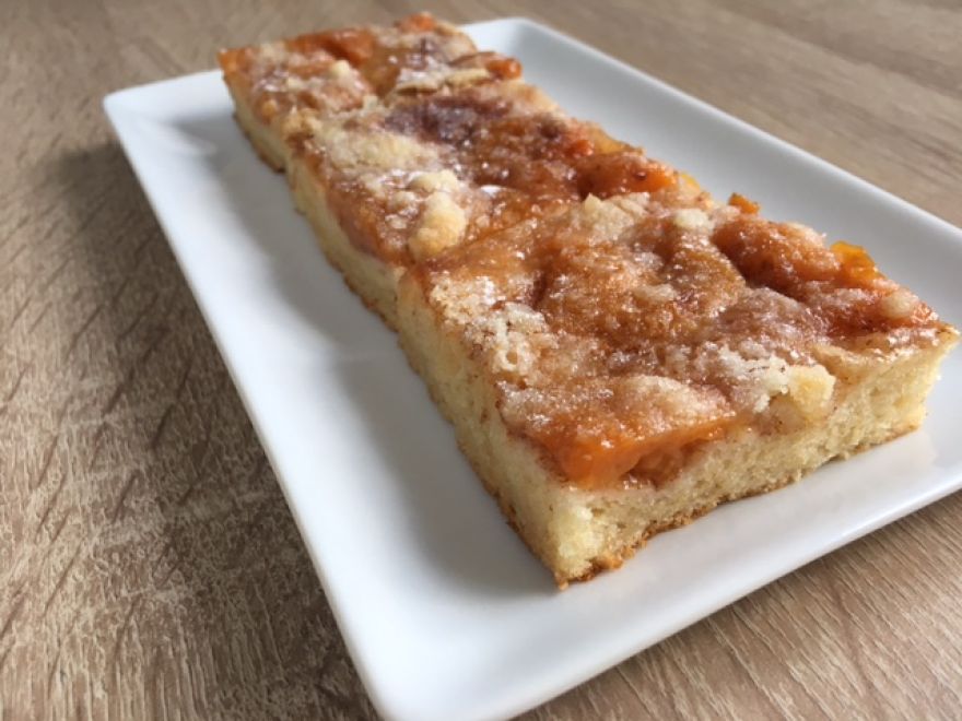 Bezlepkový kysnutý ovocný koláč s posýpkou