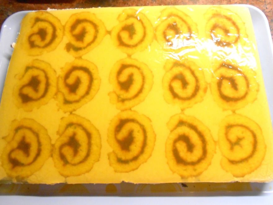 Bezlepkový želatínový koláč s roládou