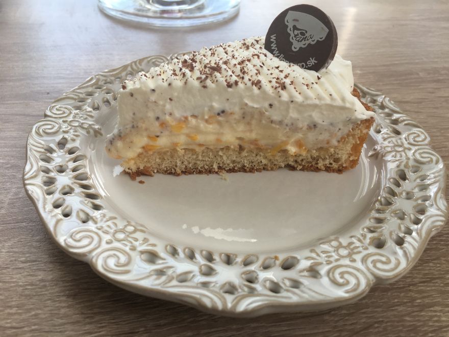 Rázott torta gyümölccsel