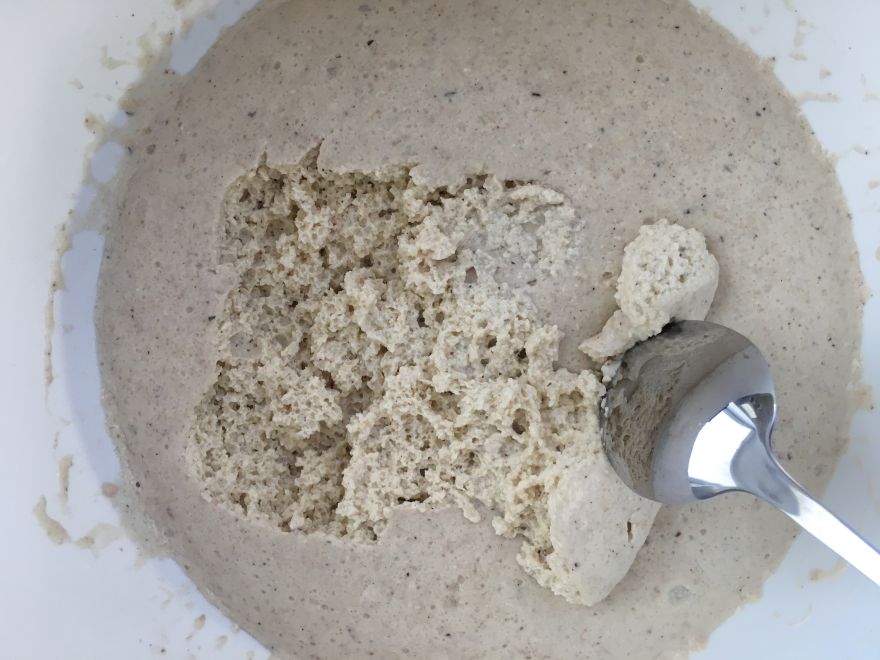 Glutenfreies Sauerteig-Schwarzbrot aus der Form