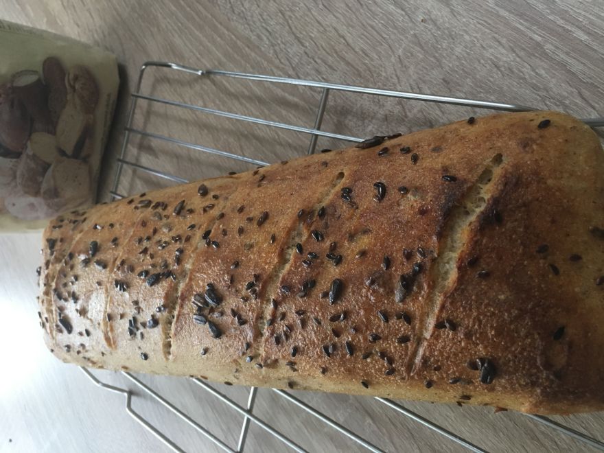 Glutenfreies Sauerteig-Schwarzbrot aus der Form