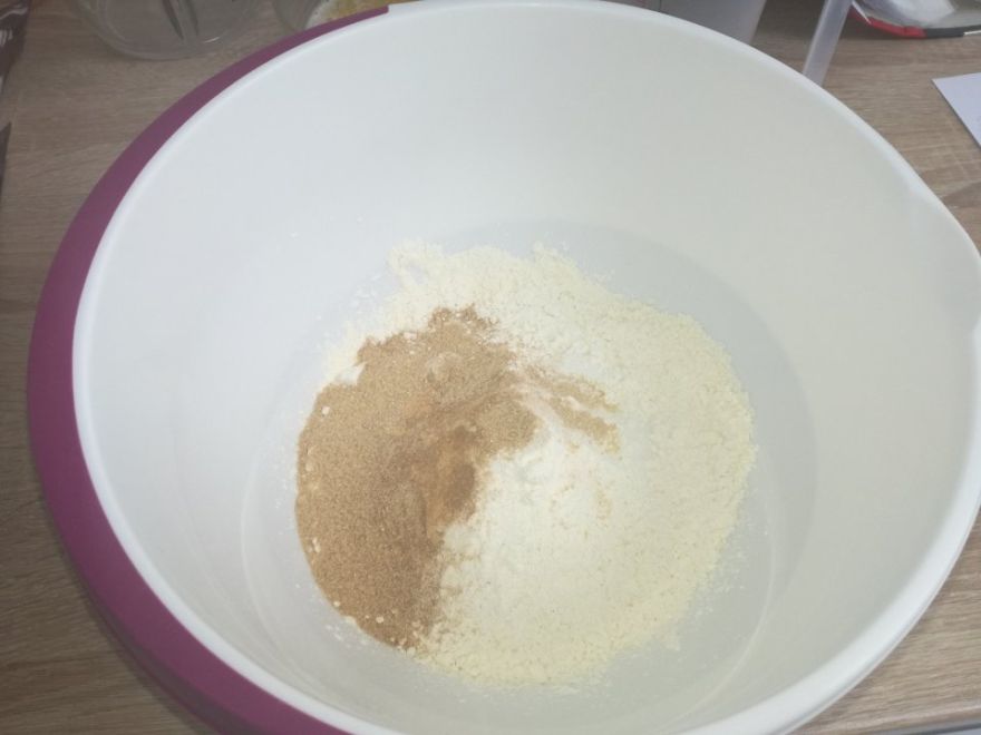 Bezlepková dvoubarevná vánočka ve formě