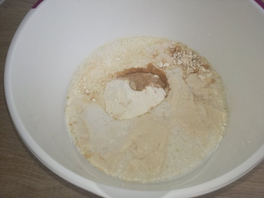 Bezlepková dvoubarevná vánočka ve formě