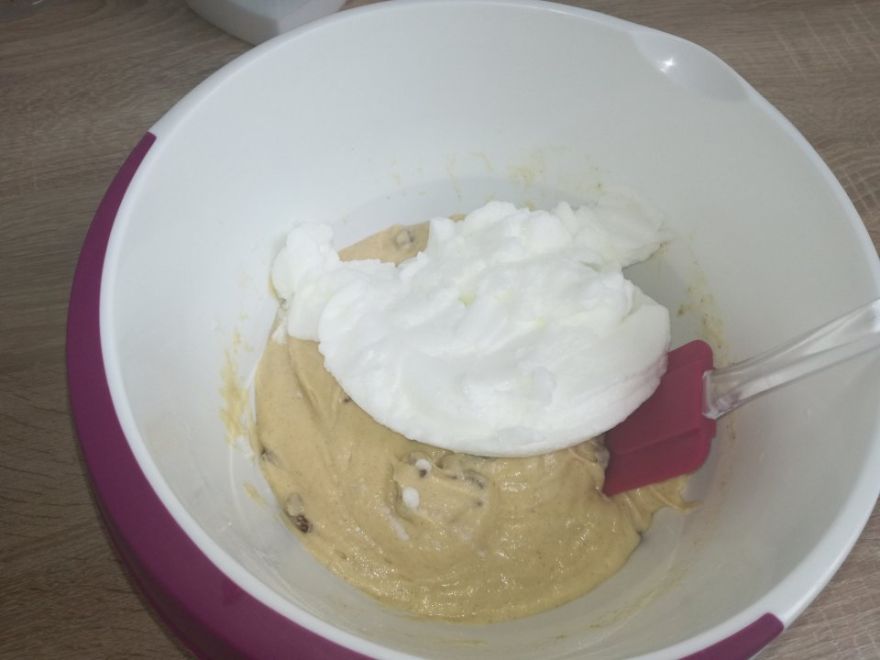 Bezlepková dvoubarevná vánočka ve formě