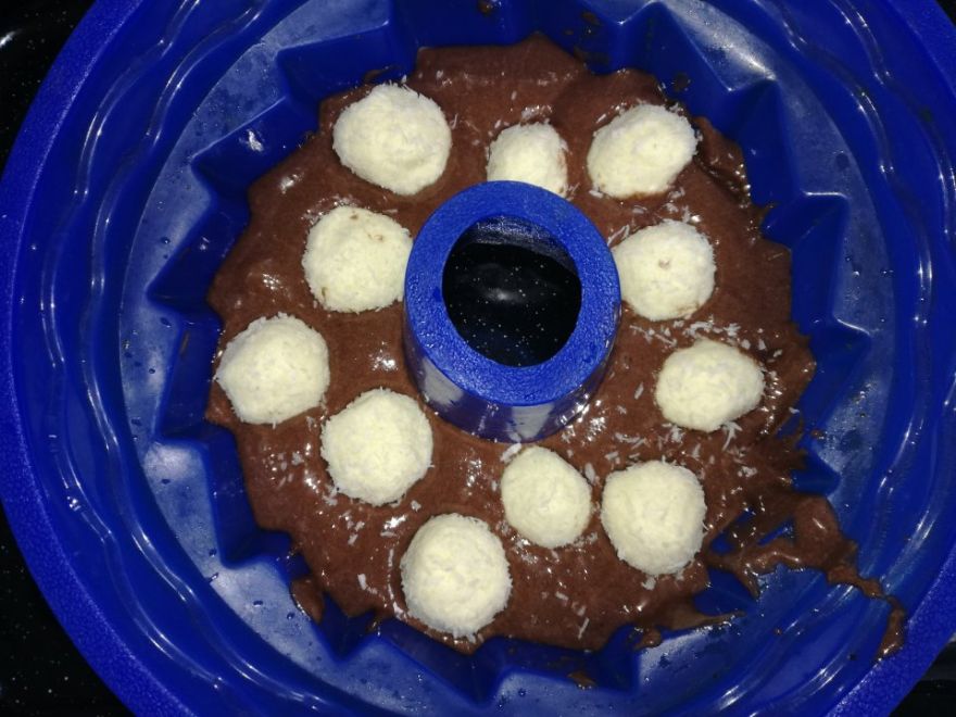 Bezlepková bábovka s kokosovými guličkami