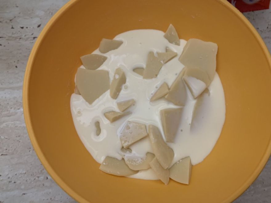 Čokoládová pěna s mirror polevou