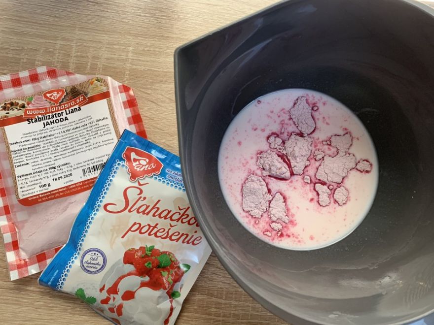 Strawberry mousse with muesli