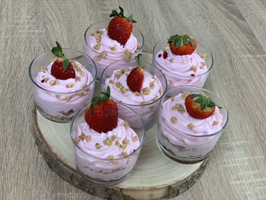 Strawberry mousse with muesli