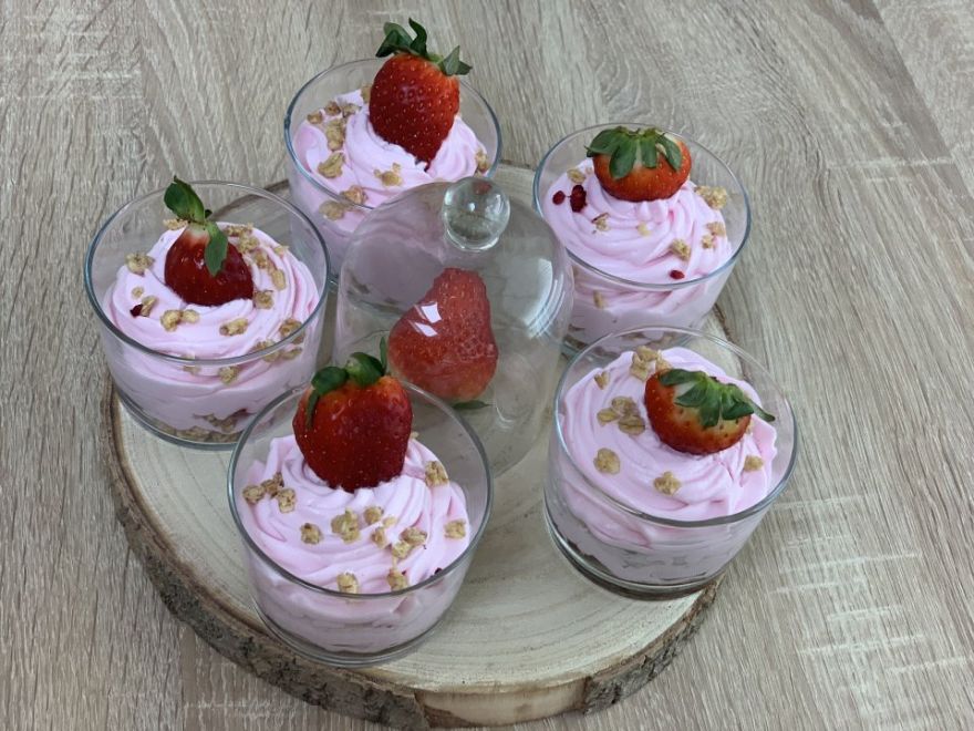Strawberry mousse with muesli