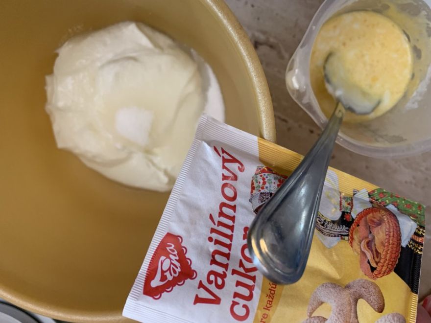 Yogurt cake with cottage cheese and fruit