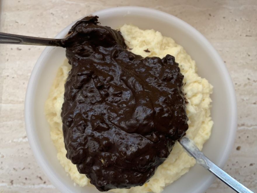 Yogurt cake with cottage cheese and fruit