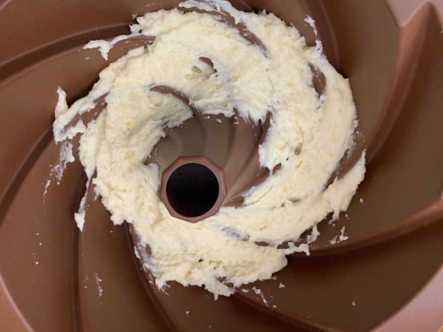 Yogurt cake with cottage cheese and fruit