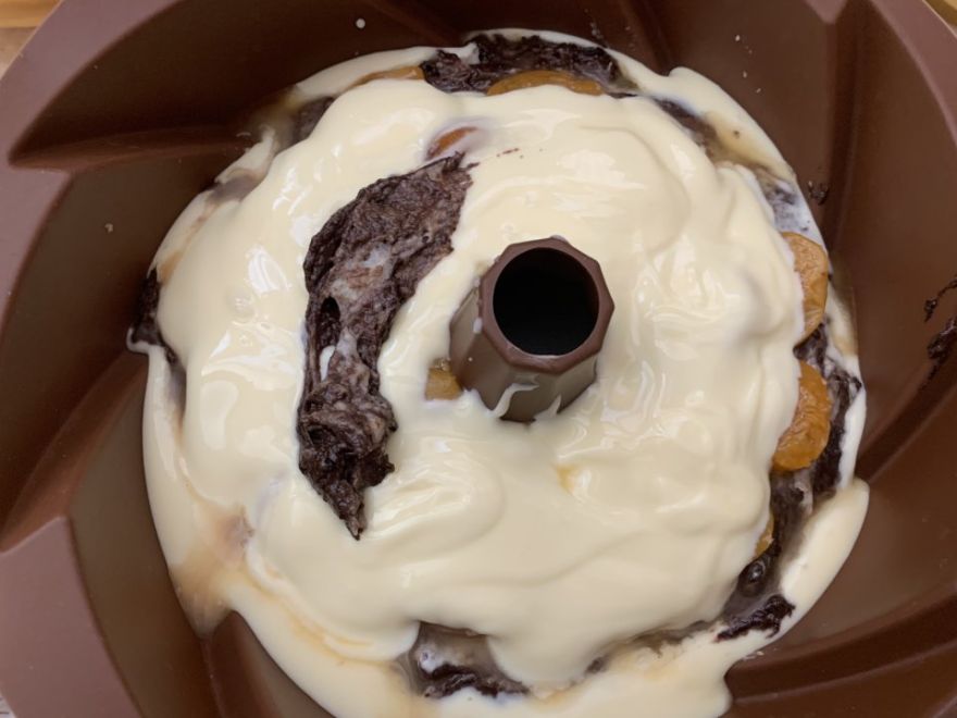 Yogurt cake with cottage cheese and fruit