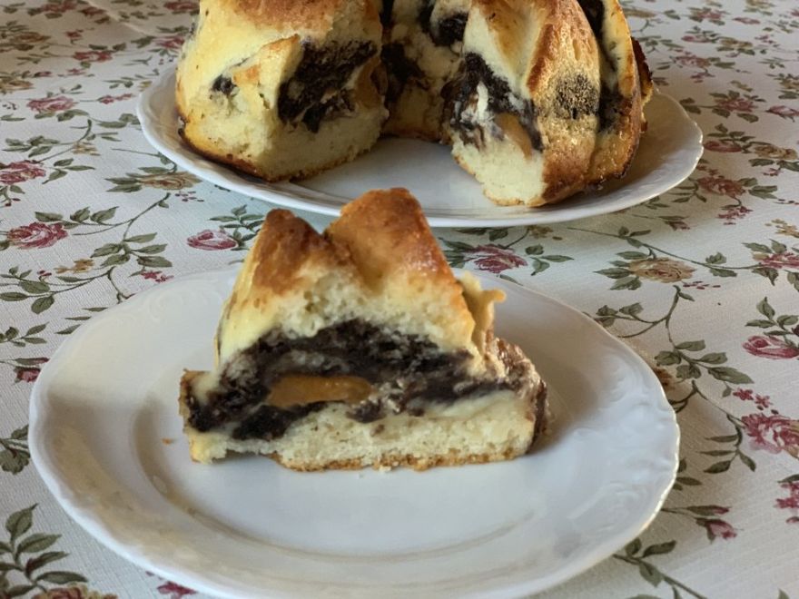 Yogurt cake with cottage cheese and fruit