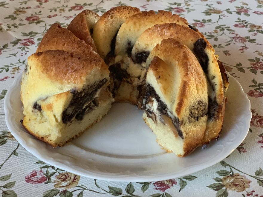 Yogurt cake with cottage cheese and fruit