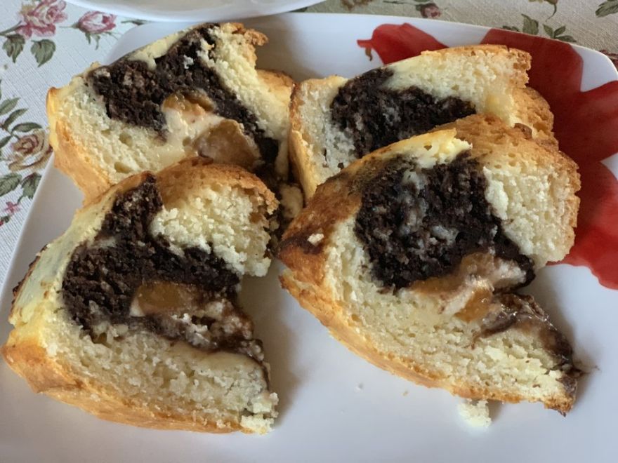 Yogurt cake with cottage cheese and fruit