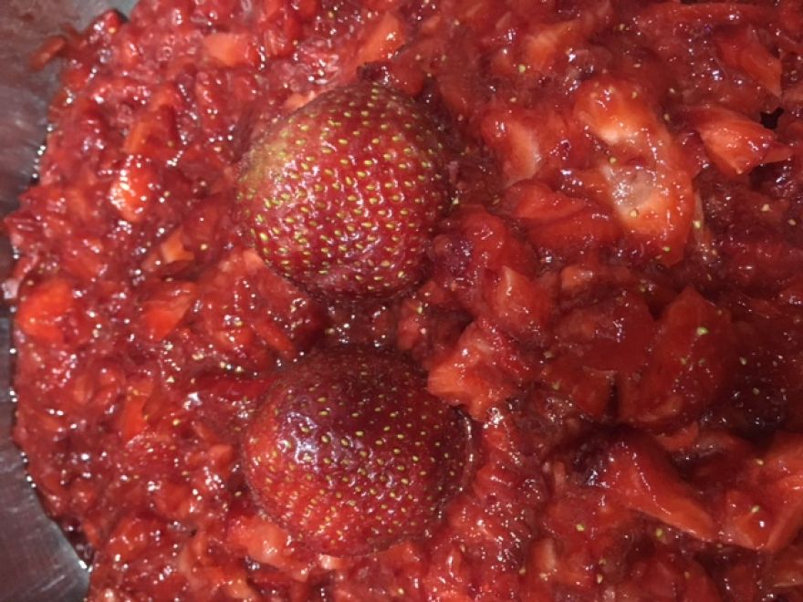 Hausgemachter dicker Erdbeersirup mit Želírka