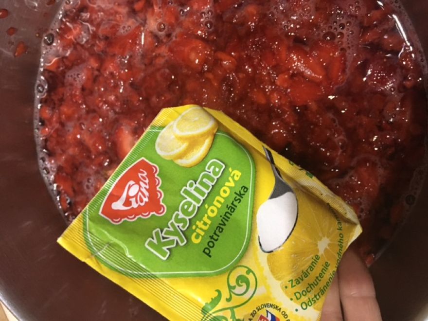 Hausgemachter dicker Erdbeersirup mit Želírka