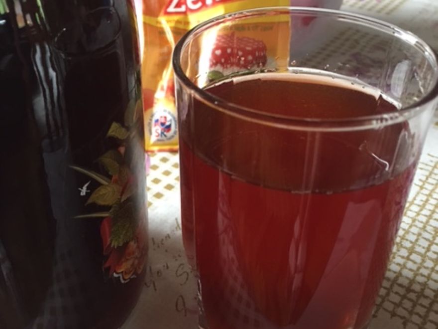 Hausgemachter dicker Erdbeersirup mit Želírka