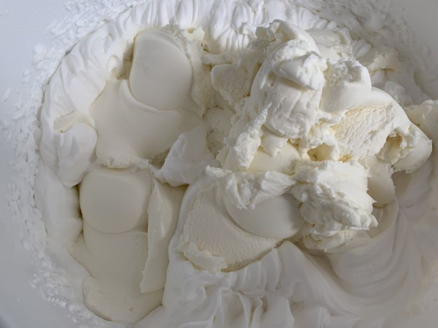 Sernik truskawkowo-kremowy