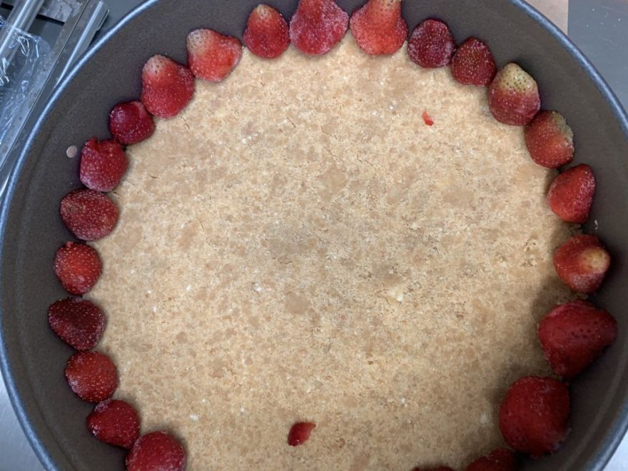 Sernik truskawkowo-kremowy