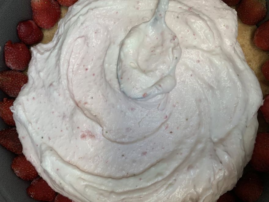 Sernik truskawkowo-kremowy